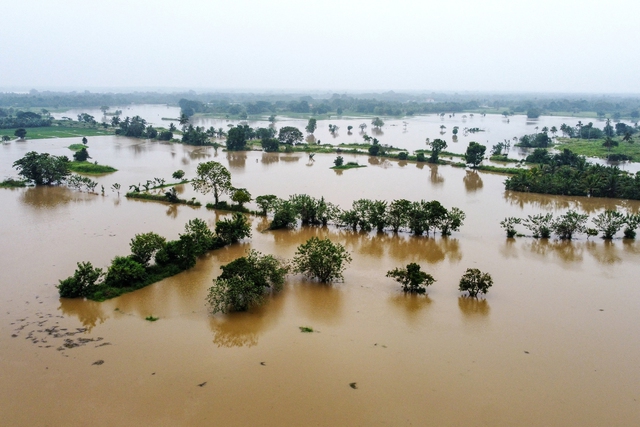 Bão Fengal gây mưa lũ nghiêm trọng, nhiều người thiệt mạng tại Ấn Độ và Sri Lanka- Ảnh 1.