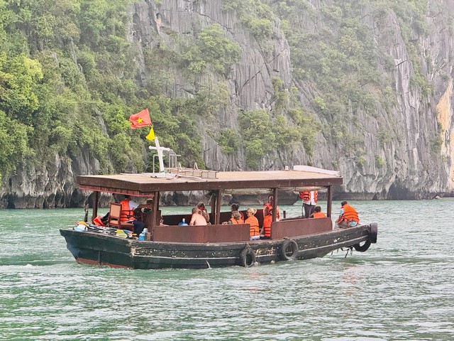 'Khai tử' tàu du lịch vỏ gỗ trên vịnh Hạ Long- Ảnh 3.