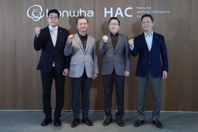 Từ trái qua, lãnh đạo cấp cao của Trung tâm AI Hanwha, Hanwha Life Hàn Quốc, Hanwha General Insurance, Hanwha Asset Management cùng chụp ảnh lưu niệm