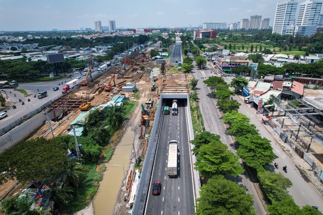 Chạy đua khơi thông cửa ngõ TP.HCM trước tết- Ảnh 1.