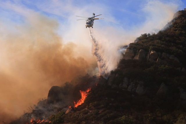 Lửa tàn phá 'thiên đường' Malibu ở California, hàng ngàn người tháo chạy- Ảnh 2.