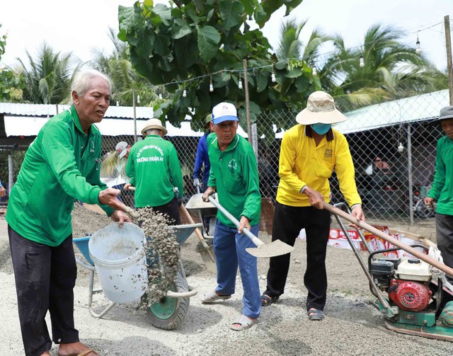 Những nông dân miệt mài dặm vá đường, sửa chữa cầu nông thôn- Ảnh 2.