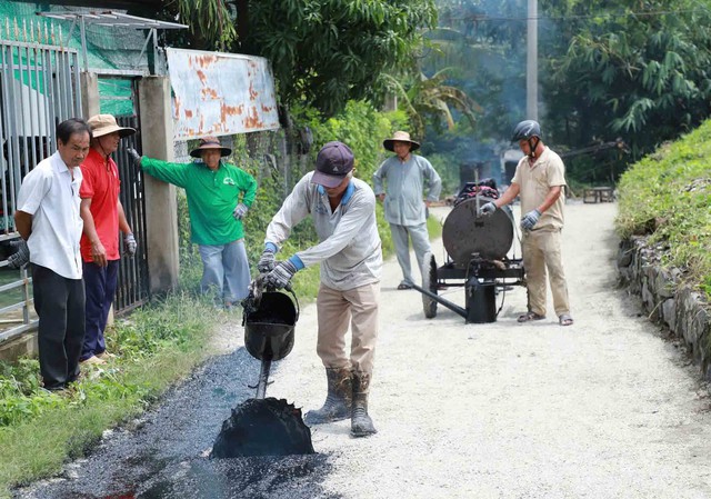 Những nông dân miệt mài dặm vá đường, sửa chữa cầu nông thôn- Ảnh 3.