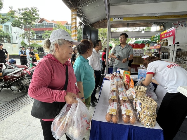 Rau, trứng 'cháy hàng' ngay ngày đầu bán hàng bình ổn lưu động- Ảnh 2.