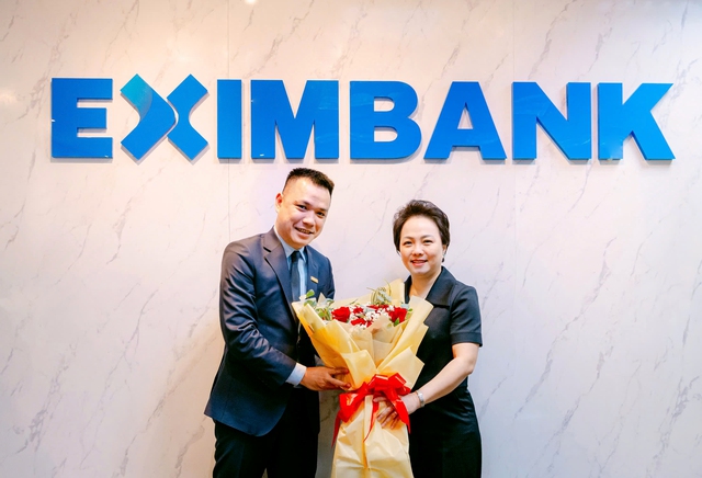 Ông Nguyễn Cảnh Anh, Chủ tịch Hội đồng Quản trị Eximbank chụp hình lưu niệm cùng bà Đặng Tuyết Dung, Giám đốc Visa Việt Nam và Lào