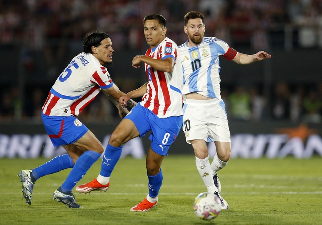 Diego Gomez (giữa) tranh chấp cùng Messi khi thi đấu cho đội tuyển Paraguay tại vòng loại World Cup 2026