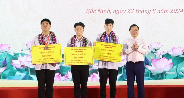 Quảng Ninh dẫn đầu về mức thưởng học sinh giỏi, 700 triệu đồng/giải- Ảnh 1.