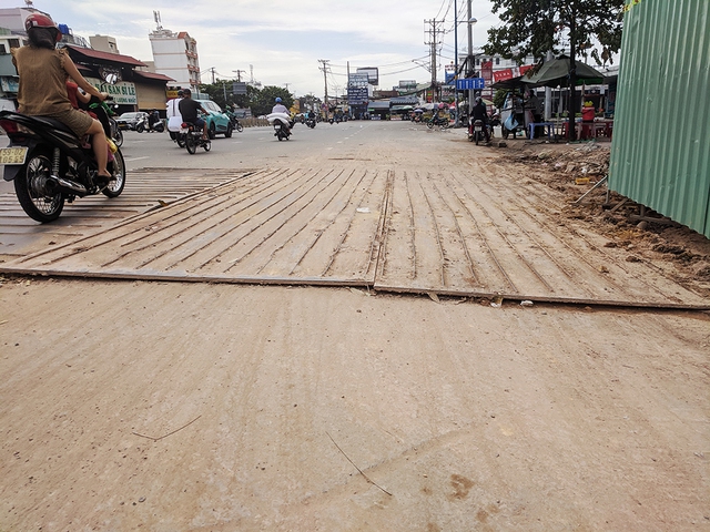 Những tấm sắt gây nguy hiểm- Ảnh 1.