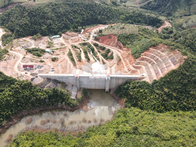 Dự &aacute;n hồ chứa nước 550 tỉ đồng ngổn ngang sau nhiều lần trễ hẹn- Ảnh 1.