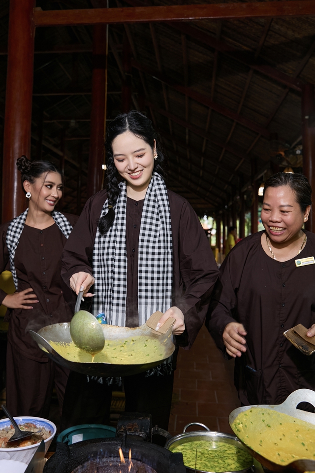 Thí sinh Miss Charm lội mương bắt cá, đu trend 'đám giỗ bên cồn'- Ảnh 4.