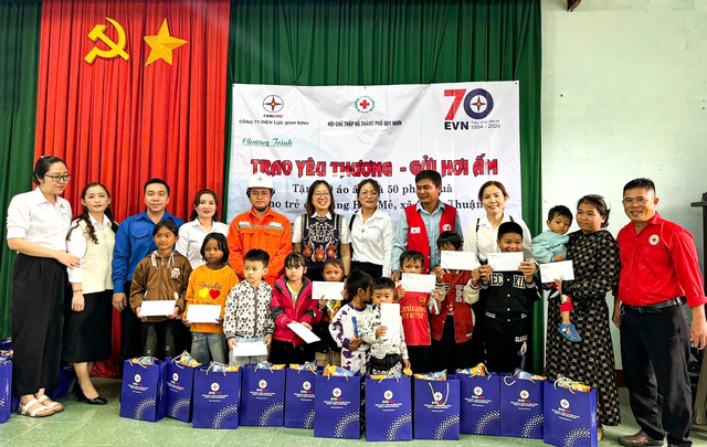 Mang hơi ấm đến với học sinh v&ugrave;ng cao B&igrave;nh Định- Ảnh 1.