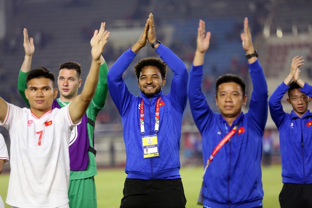 Xuan Son ធ្លាក់​ចេញ​ពី​ការ​ប្រកួត​ពេញ​មួយ​ឆ្នាំ៖ ហេតុ​អ្វី​មិន​ត្រលប់​មក​រក​គ្រាប់​បាល់​ទល់​នឹង​ក្រុម​ឡាវ? - រូបថត ៣.