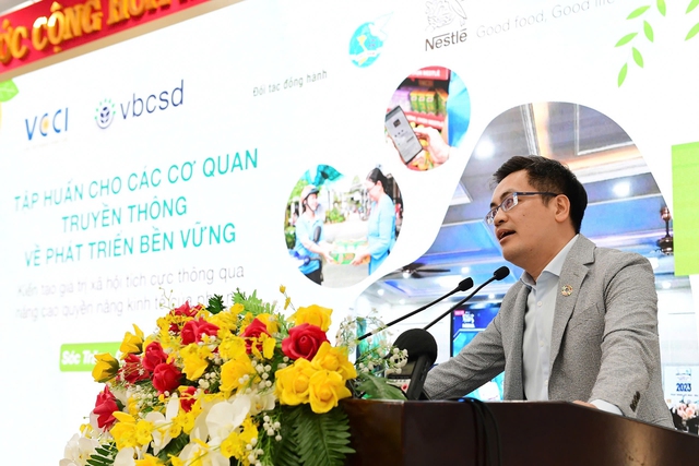 Ông Nguyễn Tiến Huy, Giám đốc Văn phòng doanh nghiệp Phát triển bền vững (VCCI) chia sẻ tại hội nghị