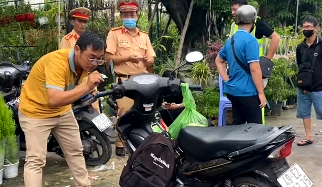 TP.HCM: Tử vong thương tâm do phanh gấp, xe máy ngã vào gầm xe tải- Ảnh 1.