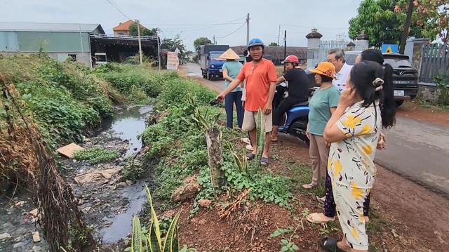 Bình Phước: Ám ảnh với rạch nước bị ô nhiễm, hôi thối trong khu dân cư- Ảnh 1.