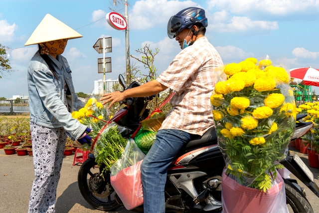 SATRA tiếp tục miễn phí thuê 282 gian hàng tại Chợ hoa xuân Bình Điền 2025- Ảnh 1.