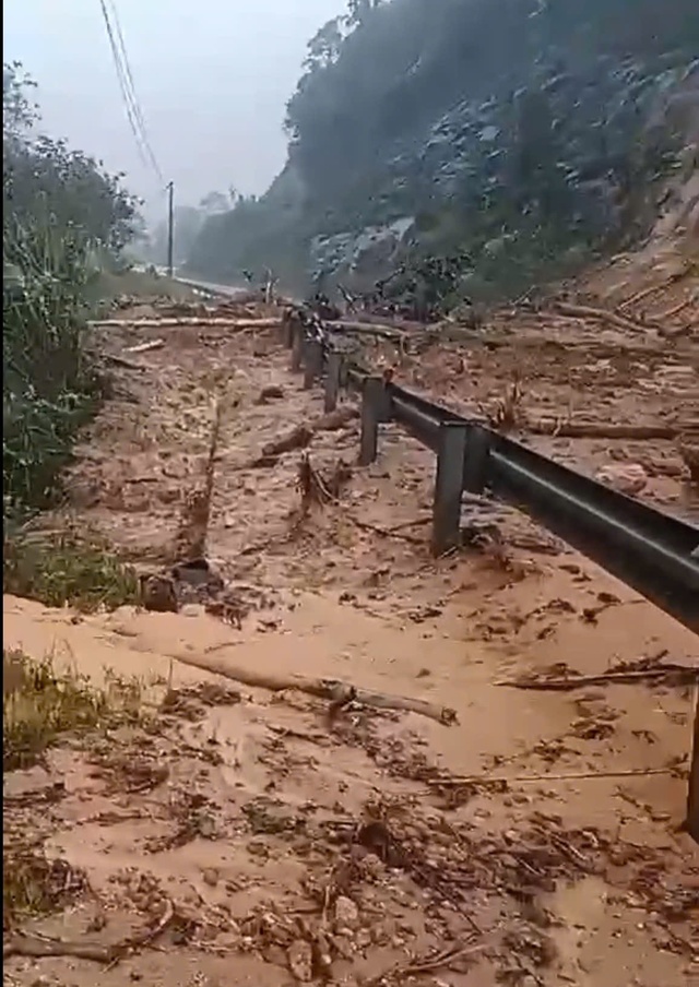 Sạt lở đèo Khánh Lê, giao thông Nha Trang - Đà Lạt bị chia cắt- Ảnh 1.