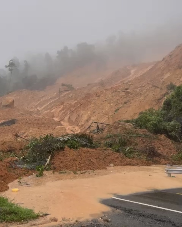 Vụ sạt lở đèo Khánh Lê: Nhiều người cùng gần 50 phương tiện bị mắc kẹt- Ảnh 2.