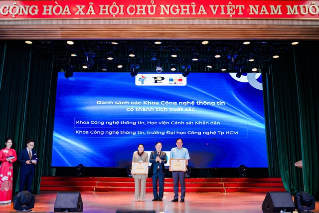 HUTECH nhận cờ đăng cai OLP’25, Procon và ICPC Asia HoChiMinh city 2025- Ảnh 3.