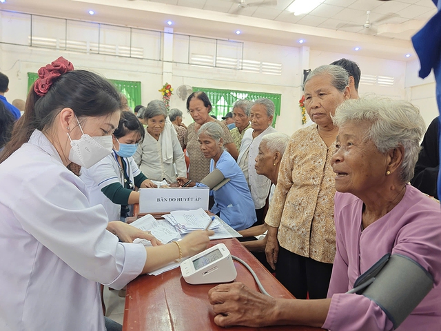 Chuyện tử tế: Trao gửi yêu thương đến người nghèo khó- Ảnh 1.