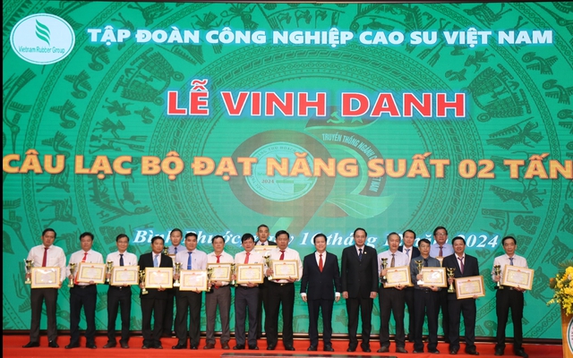 Hơn 200 thợ cạo giỏi tranh tài tại Hội thi Bàn tay vàng VRG 2024- Ảnh 3.