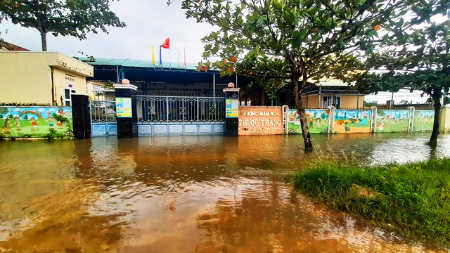 Lũ từ thượng nguồn ào về, hàng ngàn học sinh Bình Định phải nghỉ học- Ảnh 2.