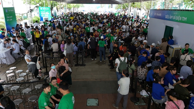 Hơn 3.000 'món quà' Giáng sinh sớm cho người dân Sài Gòn- Ảnh 1. Manulife phối hợp với Hội Thầy thuốc trẻ Việt Nam tổ chức khám sức khỏe cộng đồng