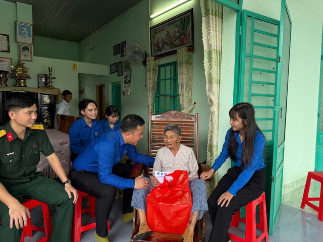 Đoàn sau đó đến thăm và tặng quà cho Mẹ Việt Nam anh hùng Hồ Thị Vàng (ngụ ấp 1, xã Thạnh Phú, H.Vĩnh Cửu)