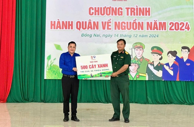 Dịp này, đoàn cũng đã tặng công trình "Vườn cây thanh niên" và công trình "Thắp sáng đường quê" đến chính quyền, lực lượng vũ trang H.Vĩnh Cửu với tổng nguồn lực thực hiện hơn 150 triệu đồng