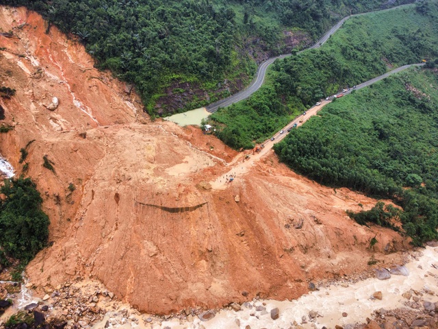 Phát hiện thêm 5 khối đá lớn trên đèo Khánh Lê, lùi thời gian thông xe- Ảnh 1.