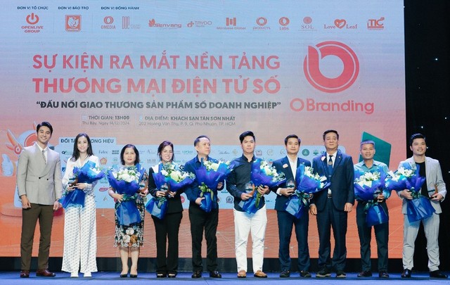 Ông Hoàng Xuân Lương - Tham mưu OpenLive Group cùng Nam vương Phạm Tuấn Ngọc trao tặng hoa và kỷ niệm chương cho quý đối tác doanh nghiệp