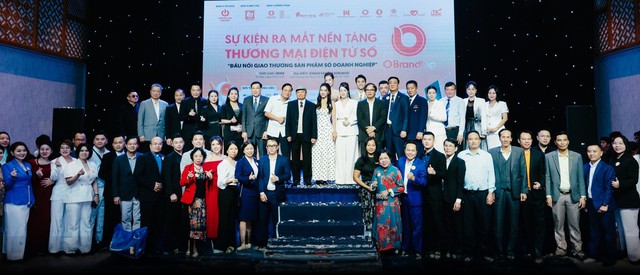 Khách mời V.I.P cùng quý doanh nghiệp chụp ảnh lưu niệm với Ban lãnh đạo OpenLive Group tại sự kiện