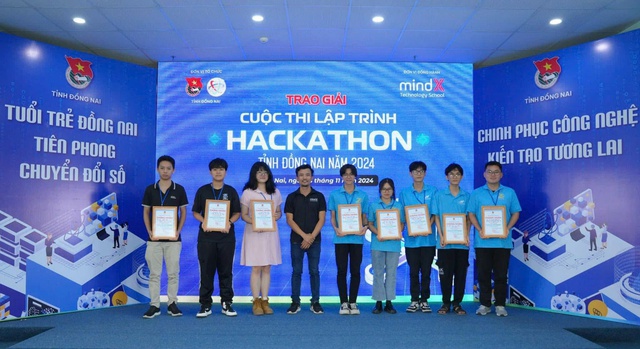 Các đoàn viên, thanh niên nhận giải thưởng tại cuộc thi Lập trình Hackathon tỉnh Đồng Nai năm 2024