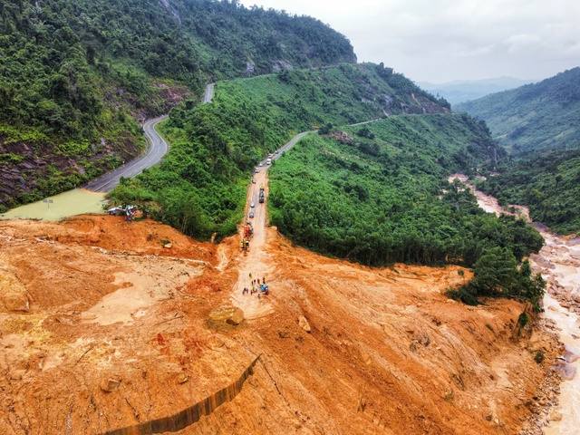 Đèo Khánh Lê thông xe sau hơn 4 ngày bị tê liệt- Ảnh 2.