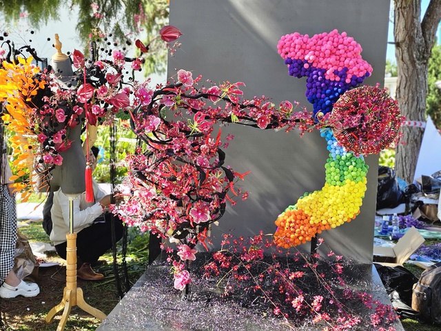 Nghệ nh&acirc;n trong nước v&agrave; quốc tế trổ t&agrave;i cắm hoa - Ảnh 6.