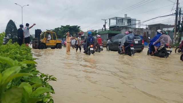 Đông Nam bộ đối mặt với tình trạng ùn tắc giao thông, ngập úng- Ảnh 2.