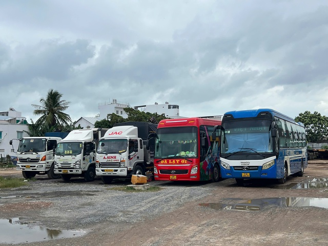 Bãi giữ xe 'chui' hoạt động ngang nhiên giữa trung tâm TP.Nha Trang- Ảnh 2.