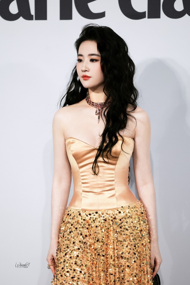 With curly black hair like Liu Yifei, Thi Thi 'canned' every outfit - Photo 3.