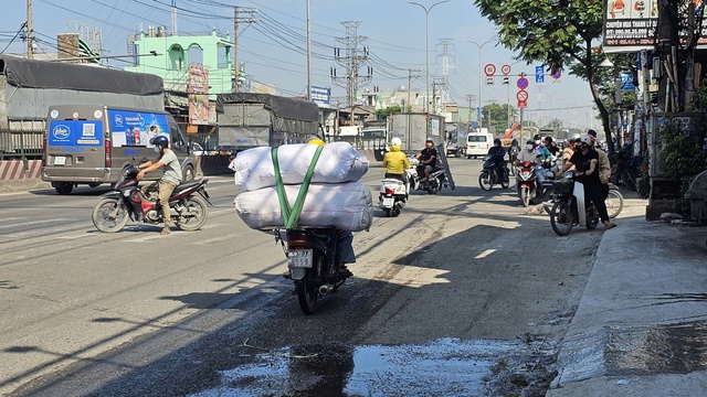 Văn hóa giao thông: Ùn ứ xe là lấn làn, chạy ngược chiều, leo vỉa hè- Ảnh 4.