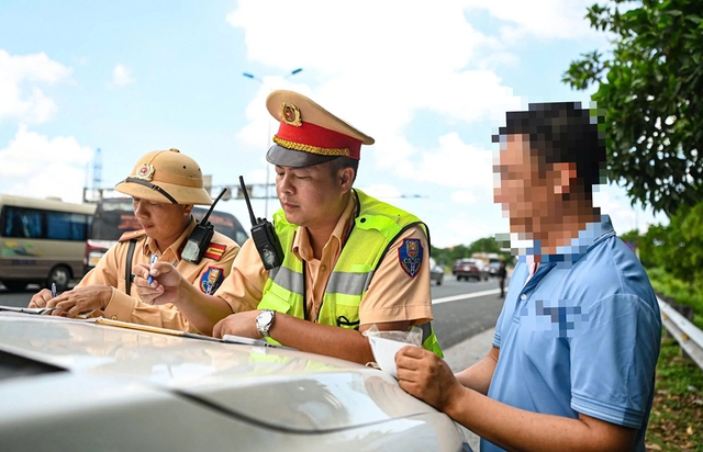 Hình ảnh cung cấp từ người dân: 'Cánh tay nối dài' cho CSGT- Ảnh 1.