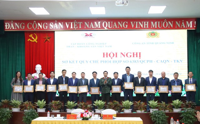 TKV, Công an tỉnh Quảng Ninh khen thưởng các đơn vị củaTKV có thành tích xuất sắc trong triển khai quy chế phối hợp