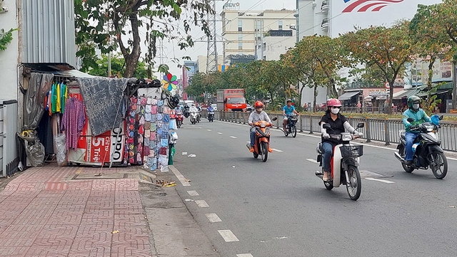 Buôn bán lấn chiếm lề đường- Ảnh 1.