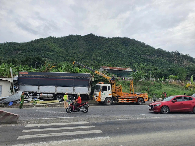 Khánh Hòa: Tông xe liên hoàn trên QL1, nhiều người bị thương- Ảnh 1.