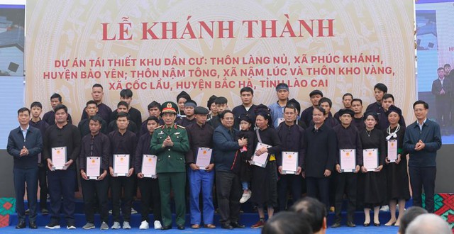 Thủ tướng Phạm Minh Chính và Bộ trưởng Bộ Quốc phòng Phan Văn Giang trao giấy chứng nhận quyền sử dụng đất cho bà con Làng Nủ