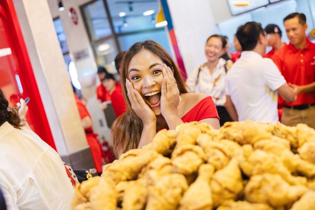 Jollibee là thương hiệu thức ăn nhanh được hàng triệu người Việt thuộc nhiều thế hệ yêu thích