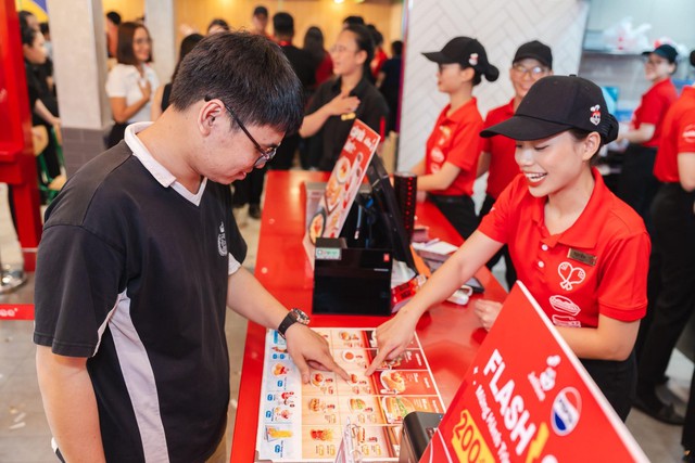 Jollibee tạo dựng môi trường làm việc lý tưởng, vừa đặt khách hàng làm trọng tâm - vừa tạo cơ hội cho nhân viên phát triển toàn diện