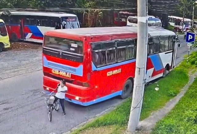 Tai nạn thương tâm, nữ công nhân tử vong sau cú lùi xe của tài xế- Ảnh 1.