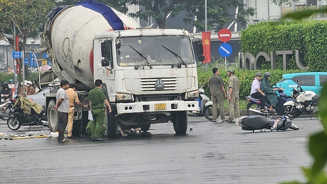 Tai nạn xe bồn tại vòng xoay cạnh siêu thị ở Tân Phú, 1 người tử vong- Ảnh 1.