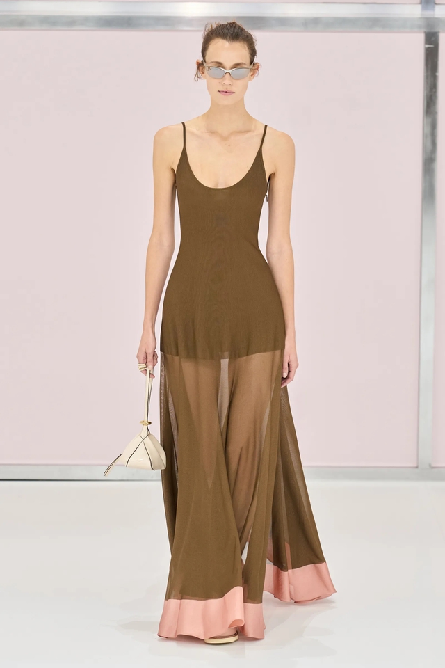 Trendy long dresses take over the spring-summer 2025 season - Photo 6.