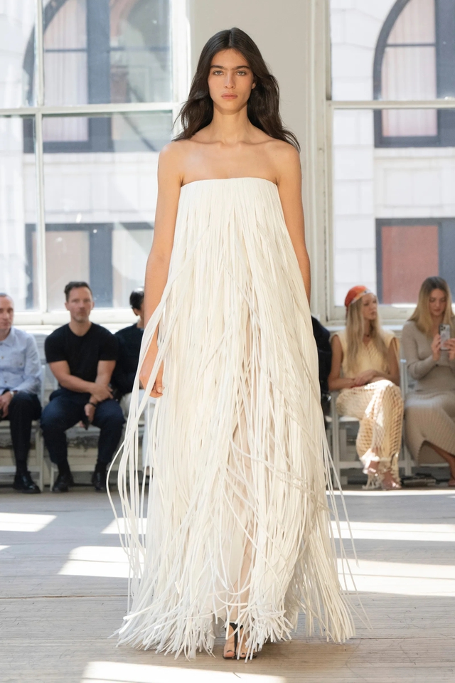 Trendy long dresses take over the spring-summer 2025 season - Photo 9.